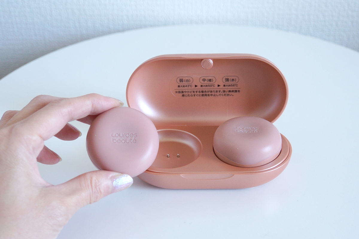 中を開けると、2つの機器が入っています。約46×22mm(直径×高さ)で、丸くてかわいいです