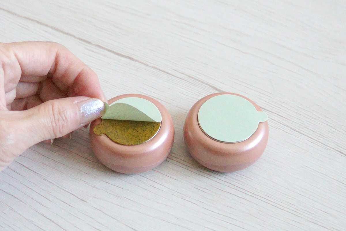 よもぎの香りシールを貼ったところです。保護紙をはがします