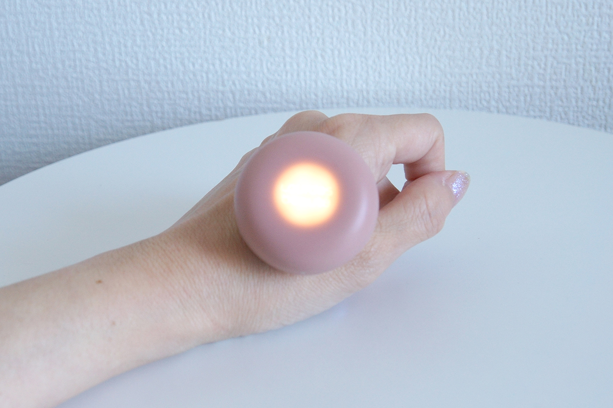 温めたい箇所に貼ってからスイッチを押します