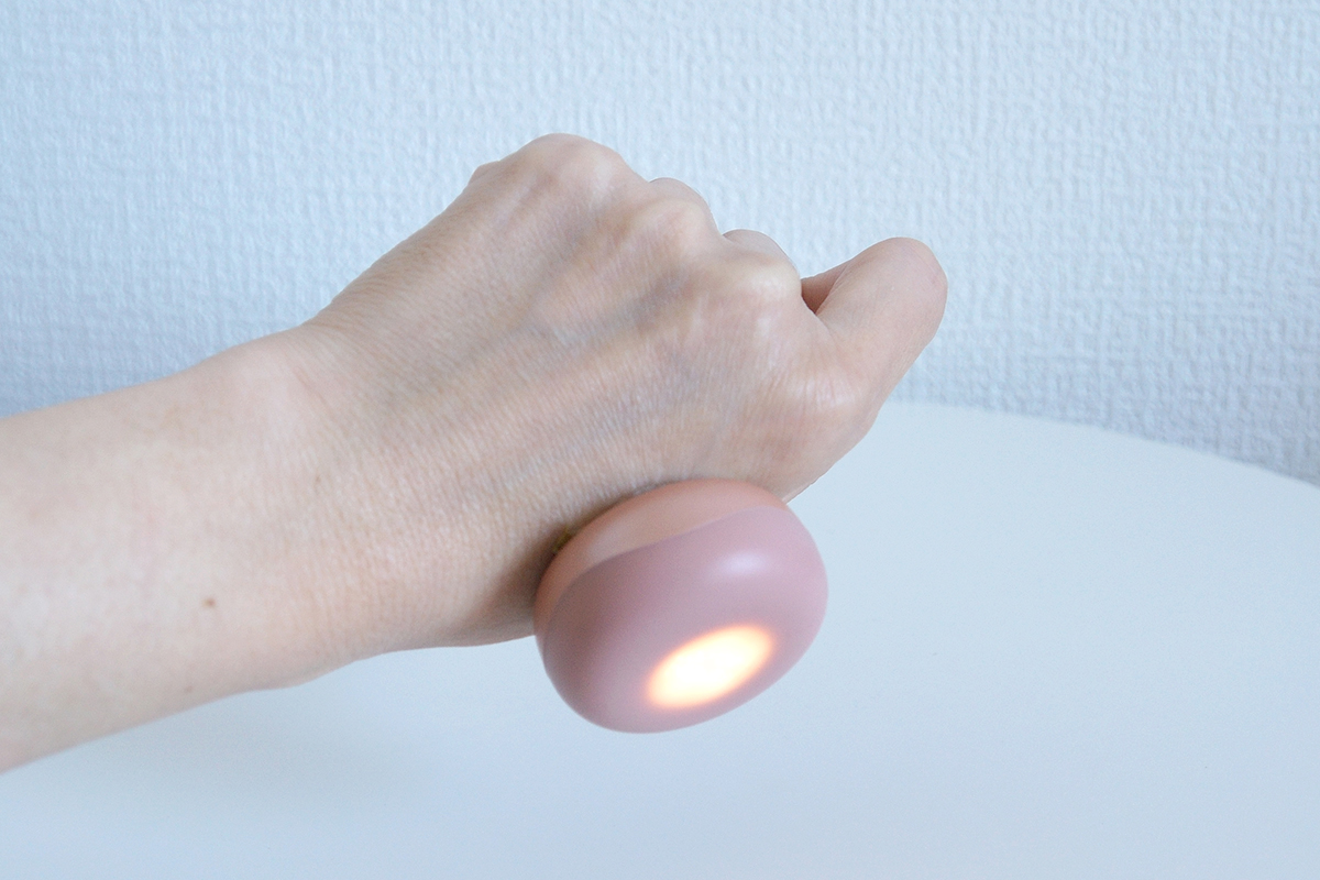 粘着シールははがれにくく、下に向けてもすぐには落ちません