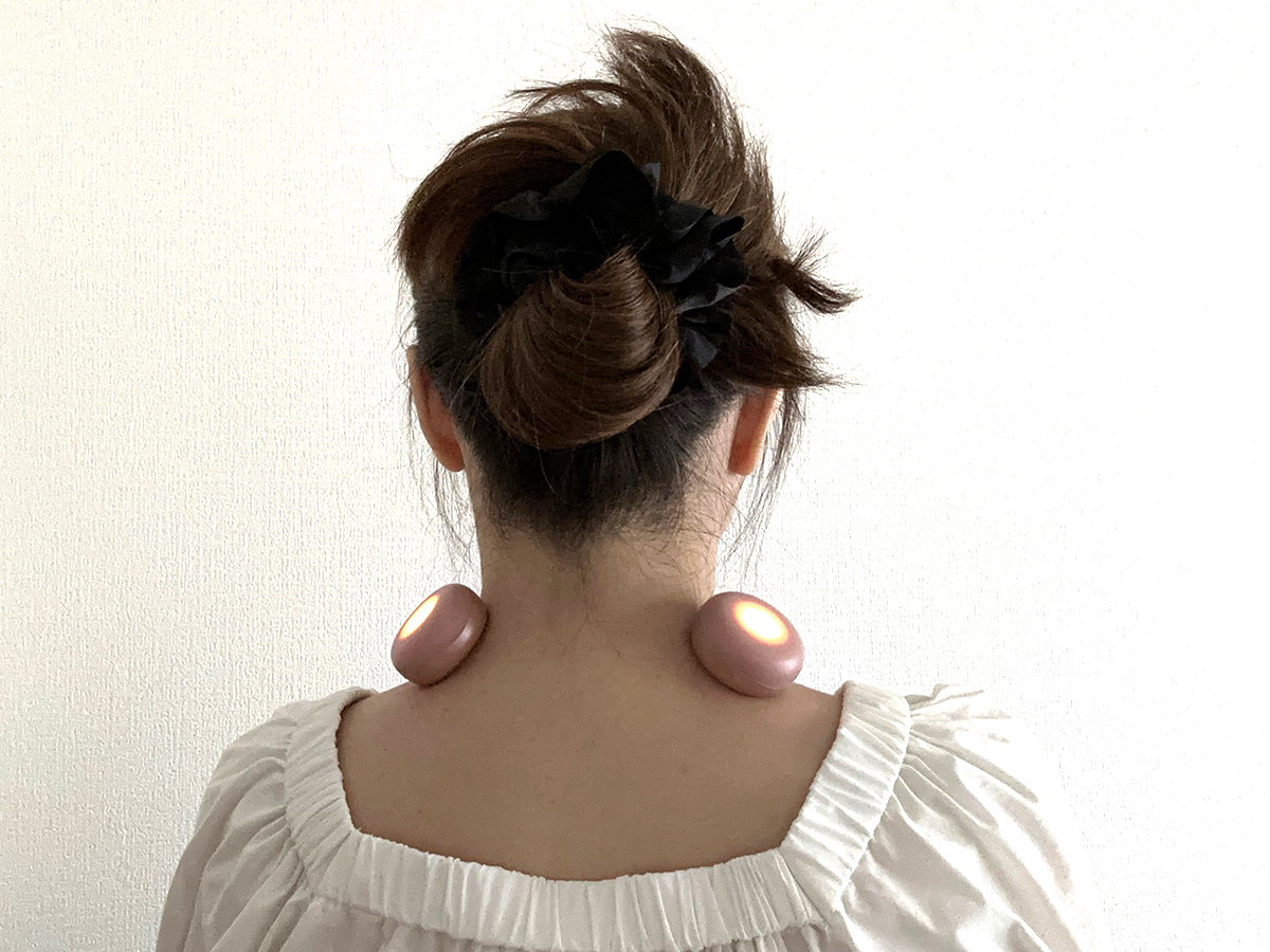 首の付け根に貼りました。