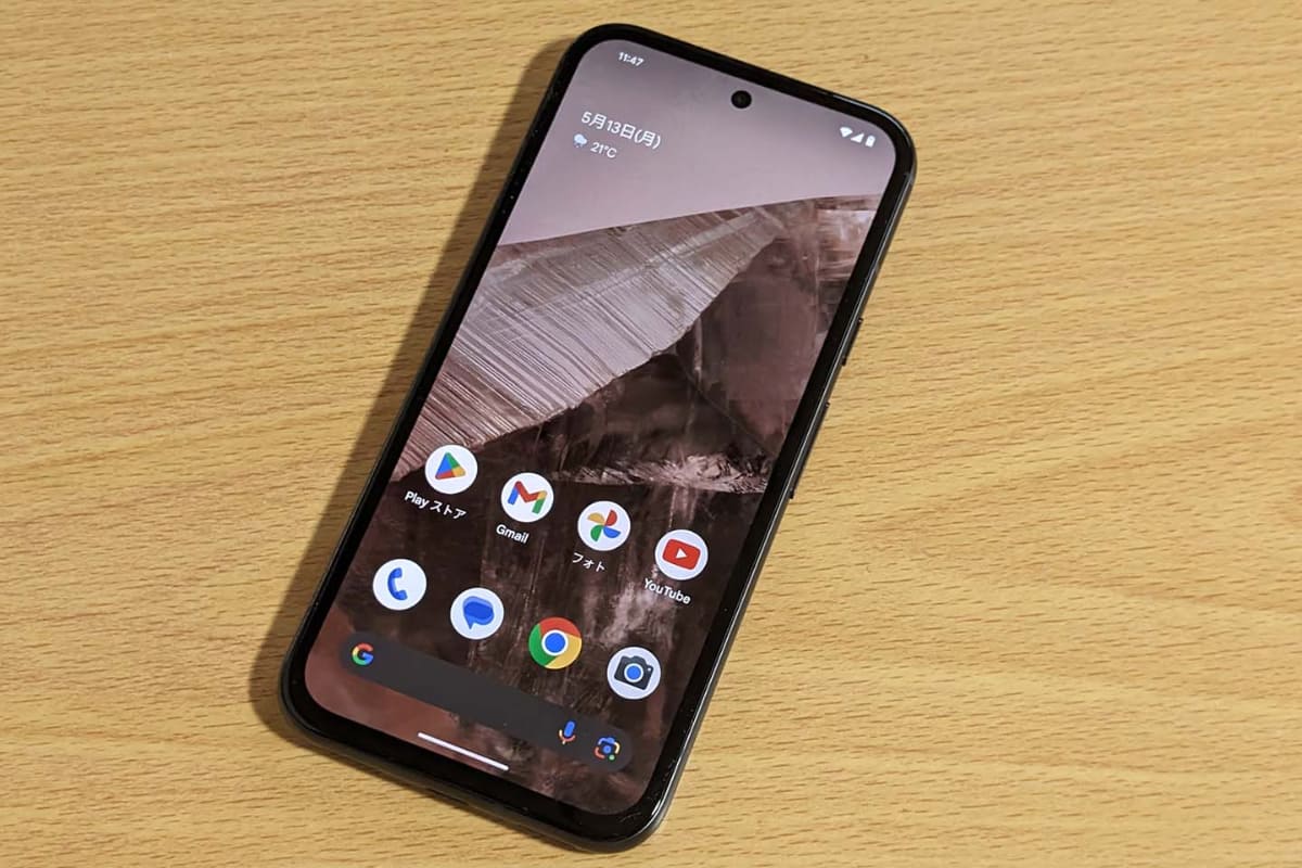 Pixel 8aの正面。自撮り用カメラはパンチホール式