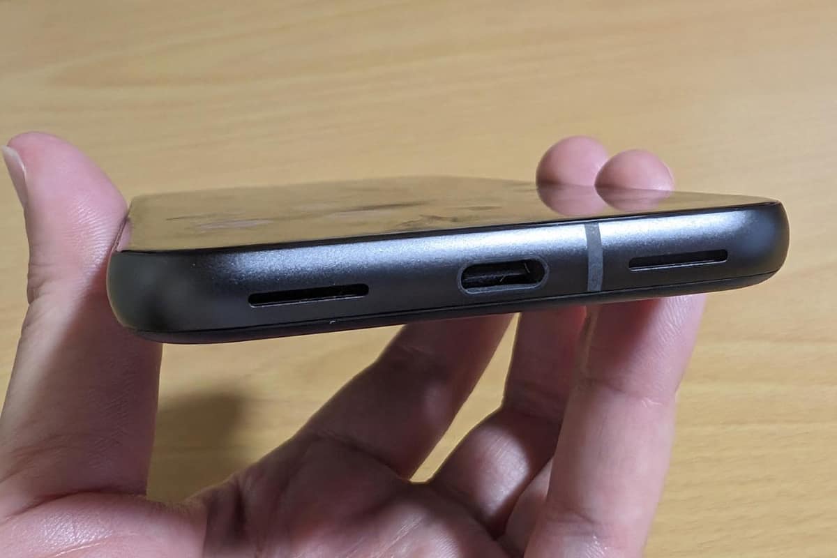 下部にはUSB Type-C充電端子とスピーカー穴