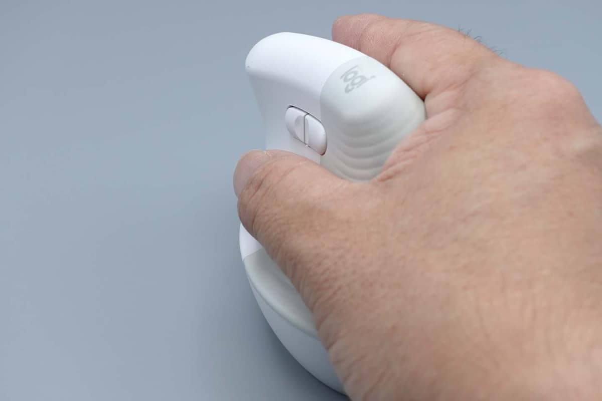 手首を曲げずまっすぐの状態で持つため負担が少ない