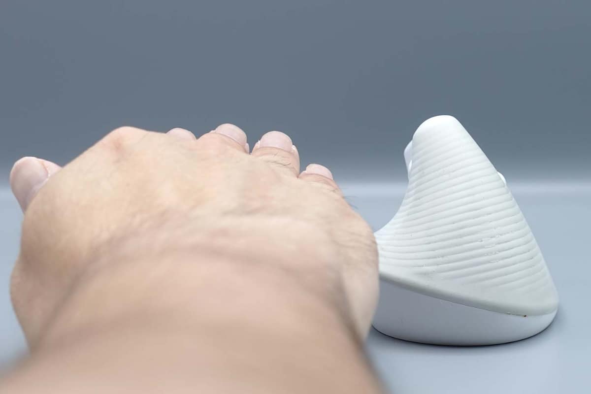 MX Verticalより小型化したことでキーボードから手を横に移動したときもぶつかる部分が少ない