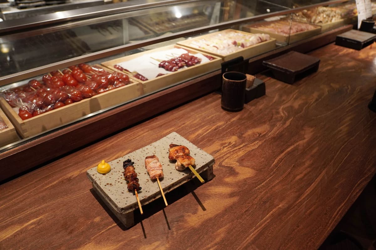 カウンター席のショーケースも博多スタイル