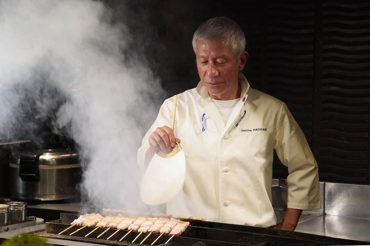 焼鳥を焼く八島氏