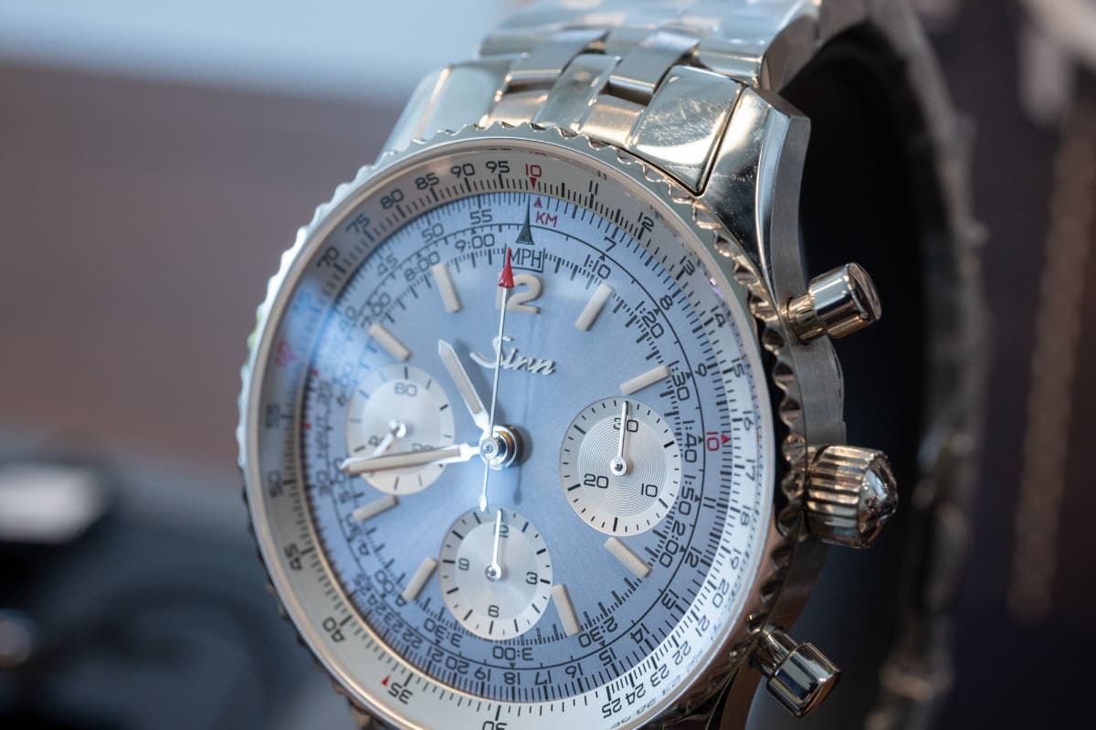 立体的なバーインデックスはパーツ全体が夜光塗料で発光する