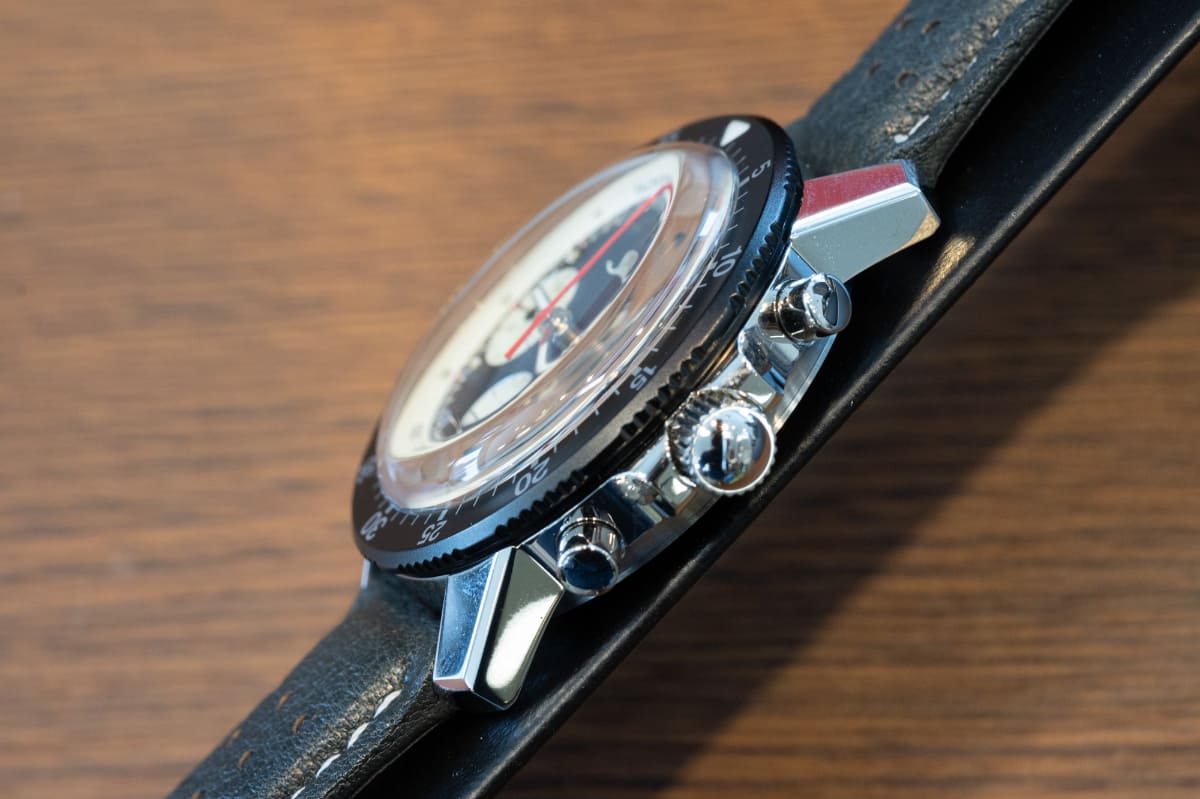 風防はアクリル製。硬度は劣るがクラシックな仕様で、ガラスのように冷たくなく、柔らかな雰囲気が特徴