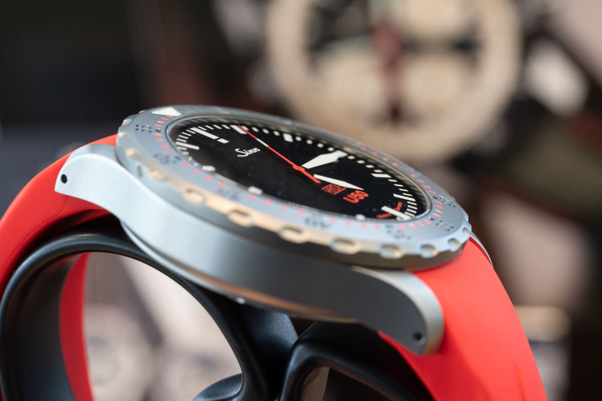 オイルが充填されており、斜めから見ると針が表面に浮かび上がって見え、時刻を読み取れる