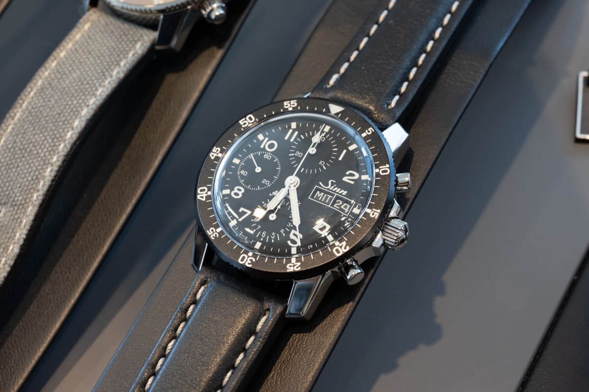 103 B AUTO。強化アクリル風防とアルミベゼルのモデル