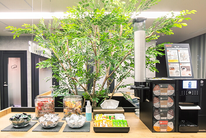 ドリンクやアメニティは利用可能。カフェメニューも充実しています(出典：WORK STYLING)