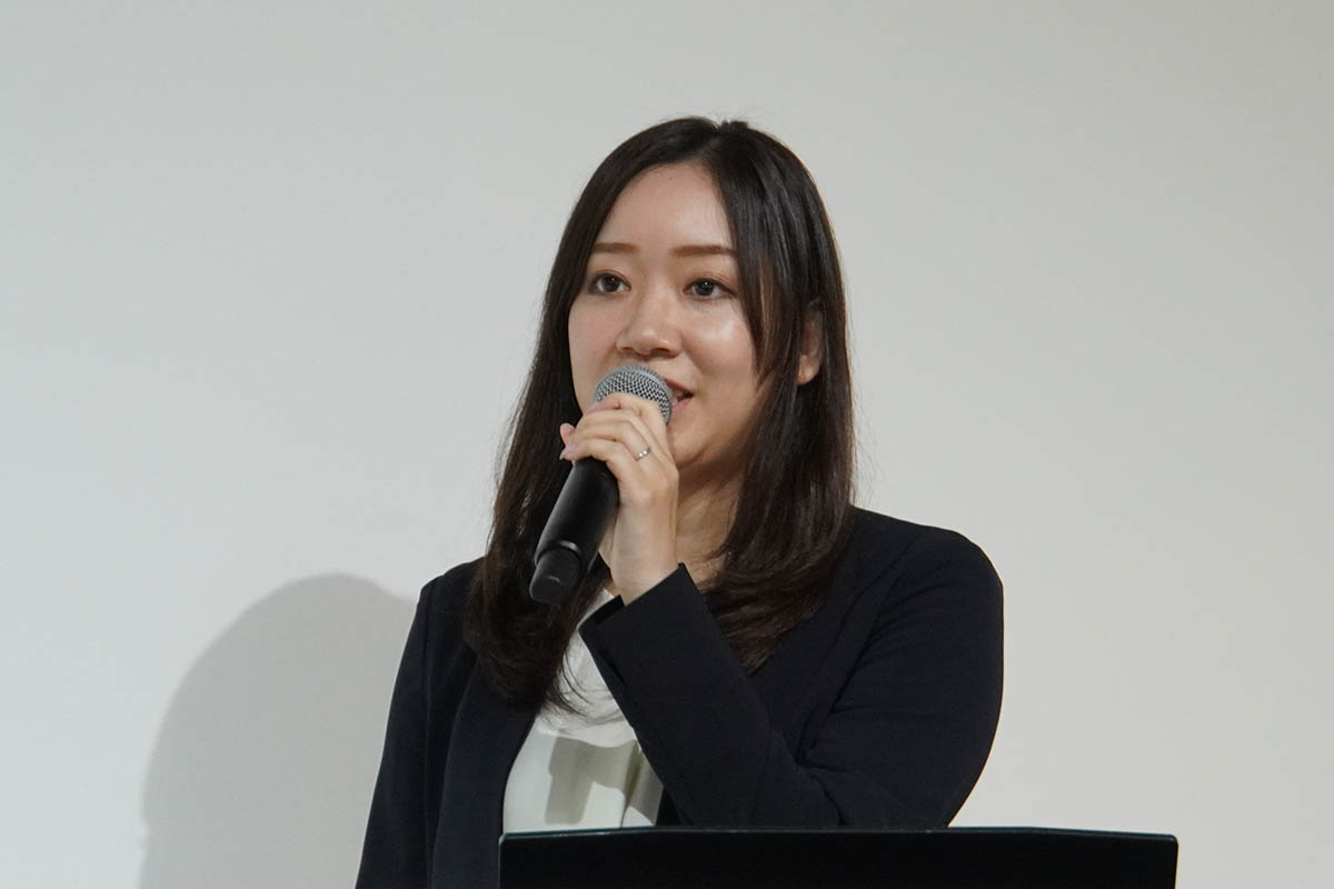 PowerShot GOLFの特徴や狙いについて説明するキヤノンマーケティングジャパン カメラマーケティング部 井沼満里奈氏