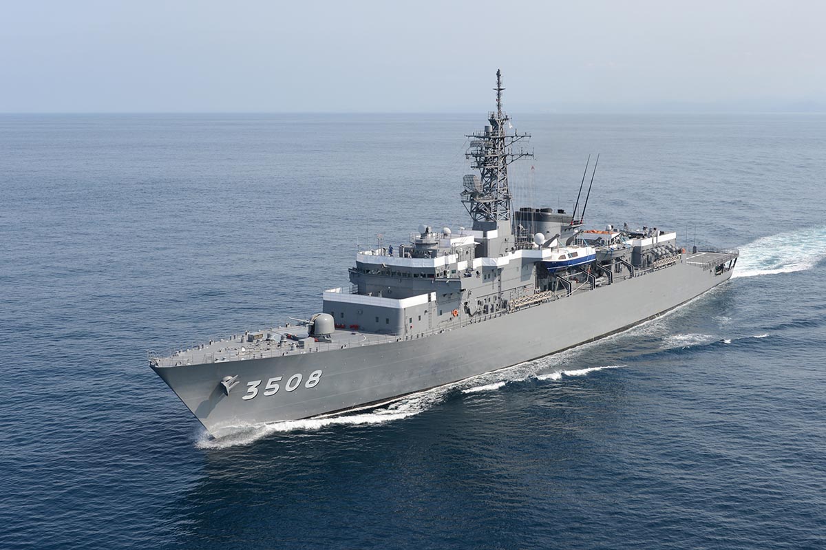 練習艦「かしま」(出典：海上自衛隊ホームページ)