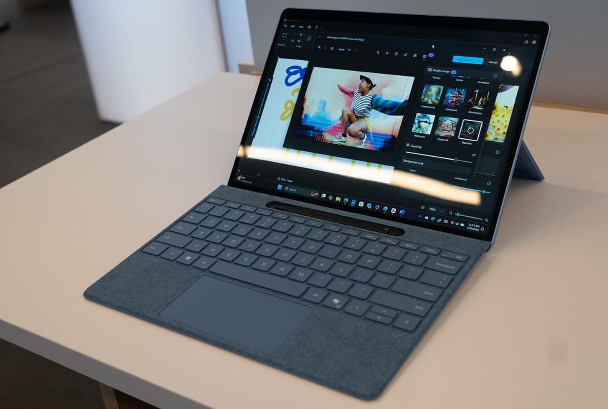 Surface Proでは新しいワイヤレスでも使える「Surface Pro Flex Keyboard with pen storage」が採用された