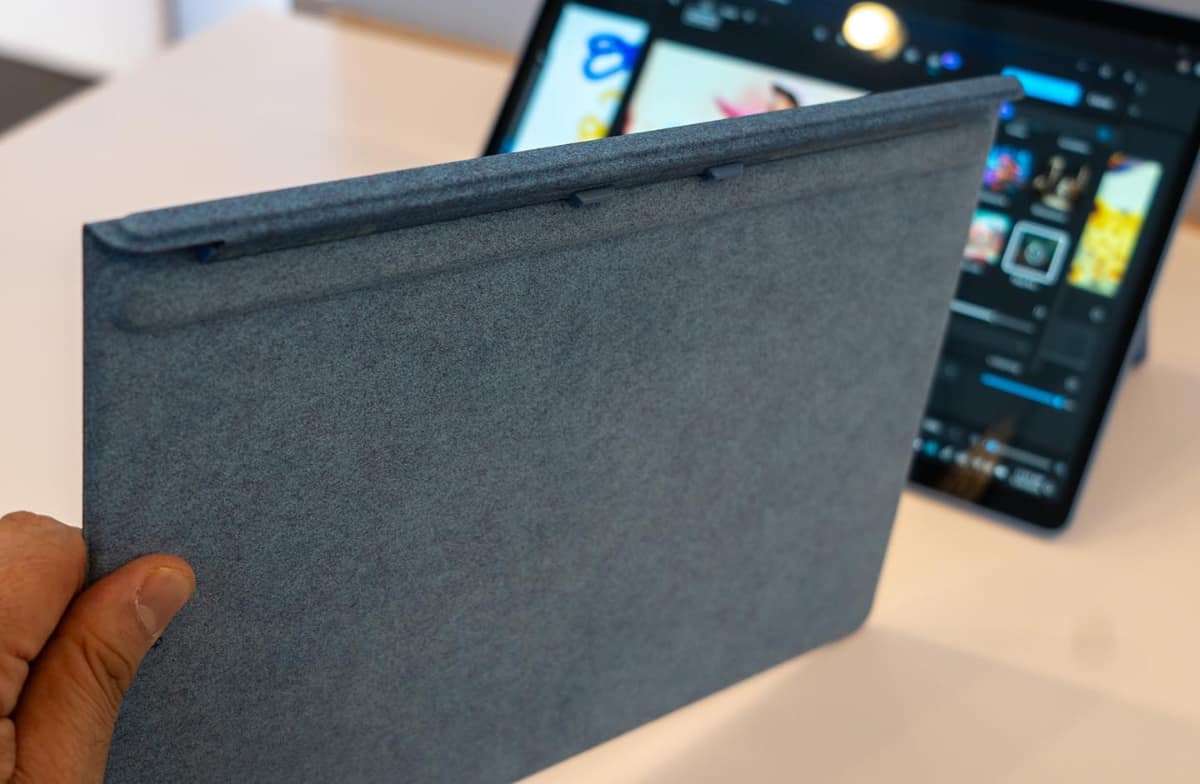 Surface Proでは新しいワイヤレスでも使える「Surface Pro Flex Keyboard with pen storage」が採用された