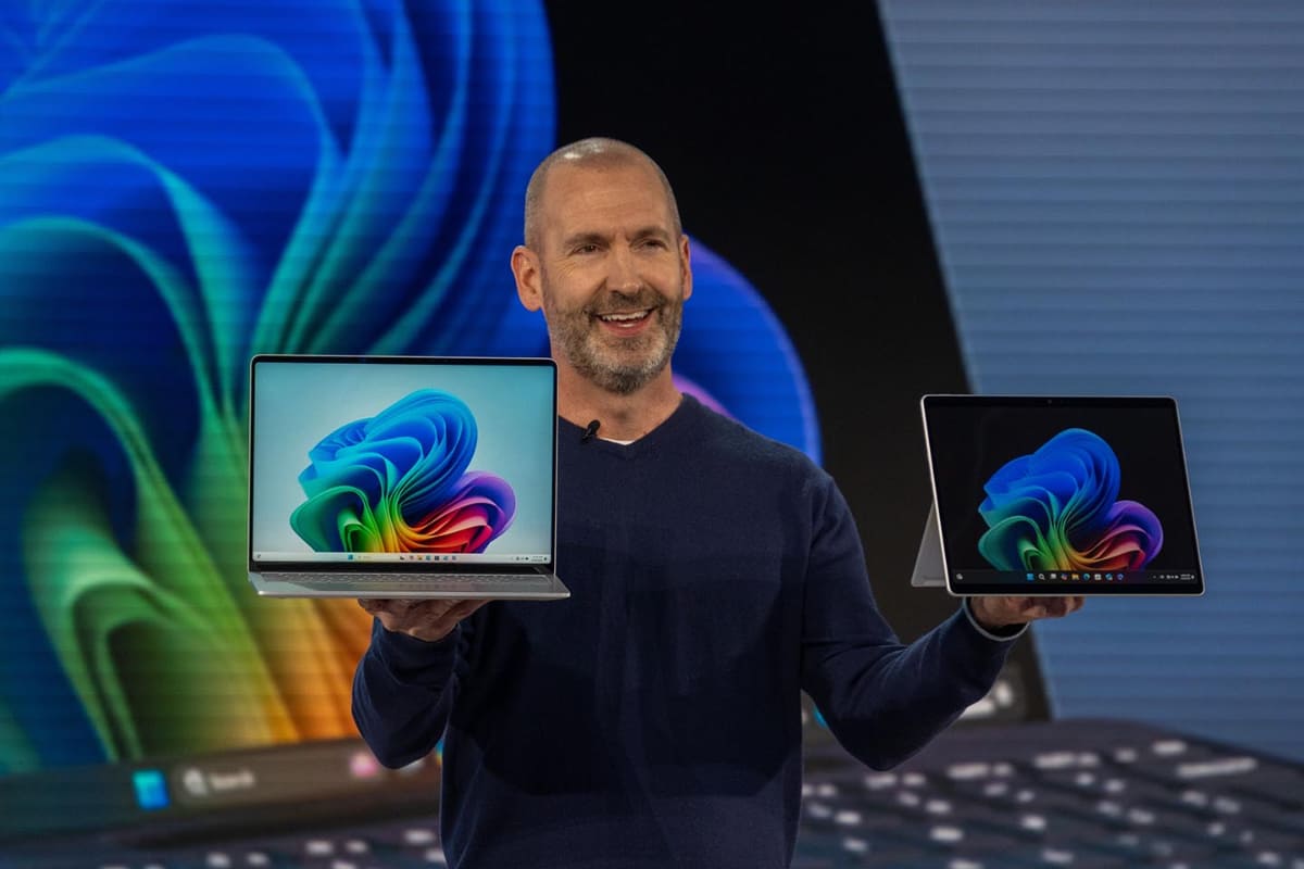発表イベントでSurface ProとSurface Laptopの両方を掲げるオストラム氏