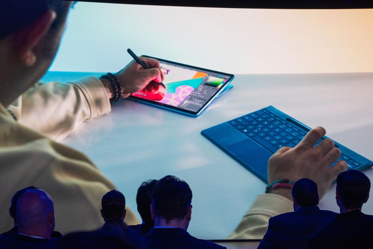 ワイヤレス化は「ペンとの併用」や「飛行機内での利用」など、さまざまな声から決断された