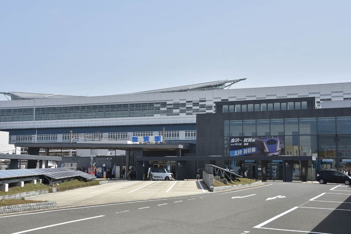 敦賀駅西口。敦賀駅は東西の出口があるものの、市街地は西口側に広がっている