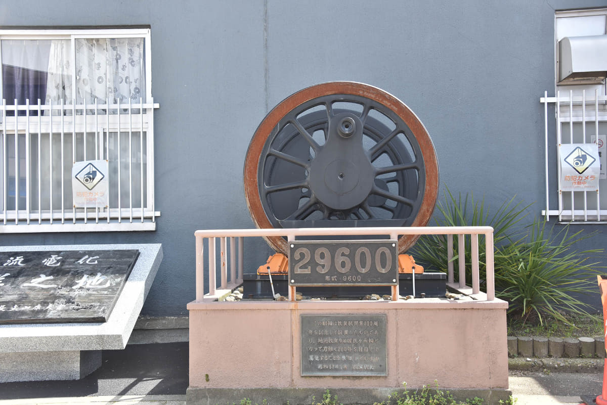 1982年(昭和57年)に、敦賀駅開業100周年を記念して駅前に建立された動輪