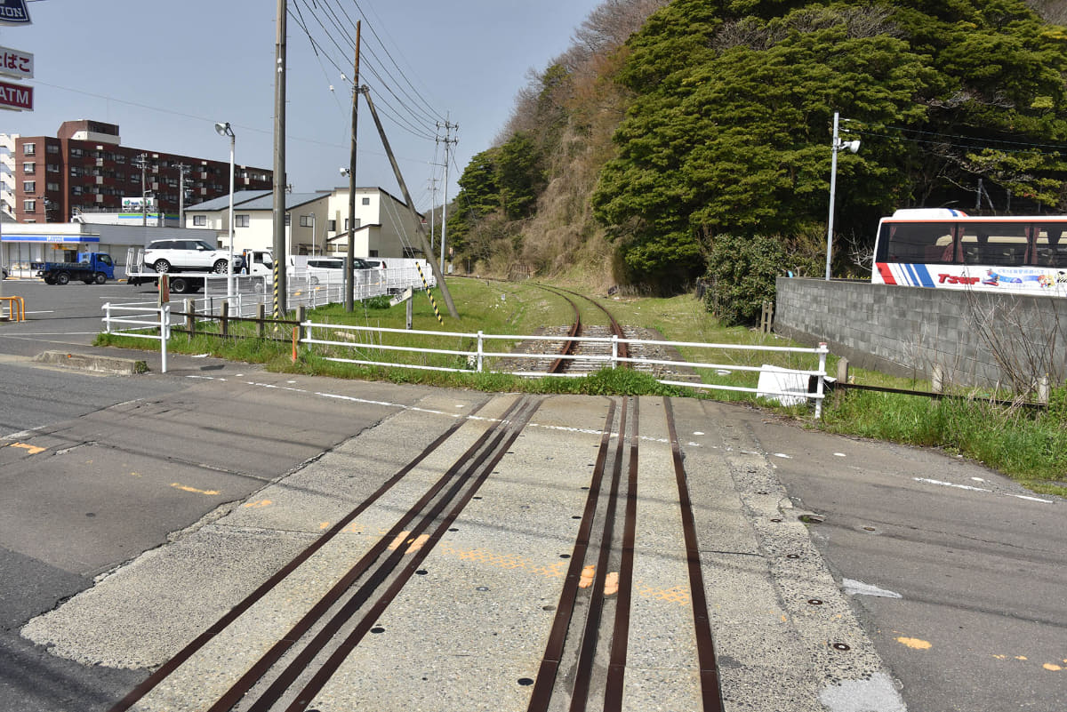 道路と線路の交差部にも敦賀港線のレールが残っている