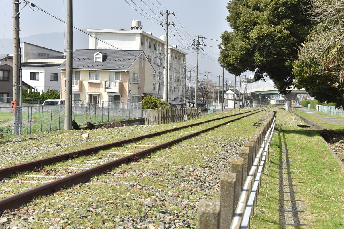 敦賀港線の線路跡。前方に見えるのが、国道476号線バイパスの高架道路