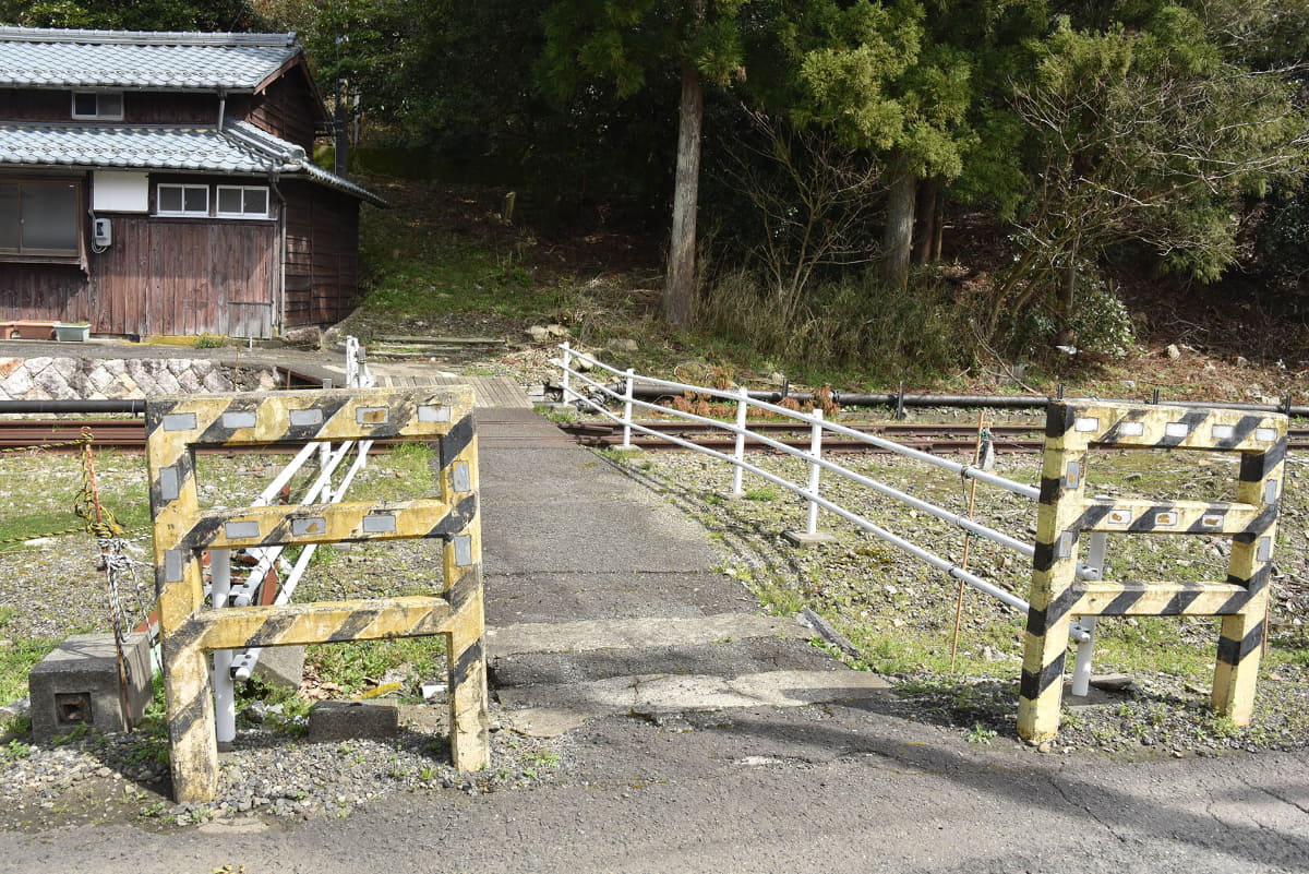 敦賀港線の踏切跡。線路との交差部は立ち入れないようになっている
