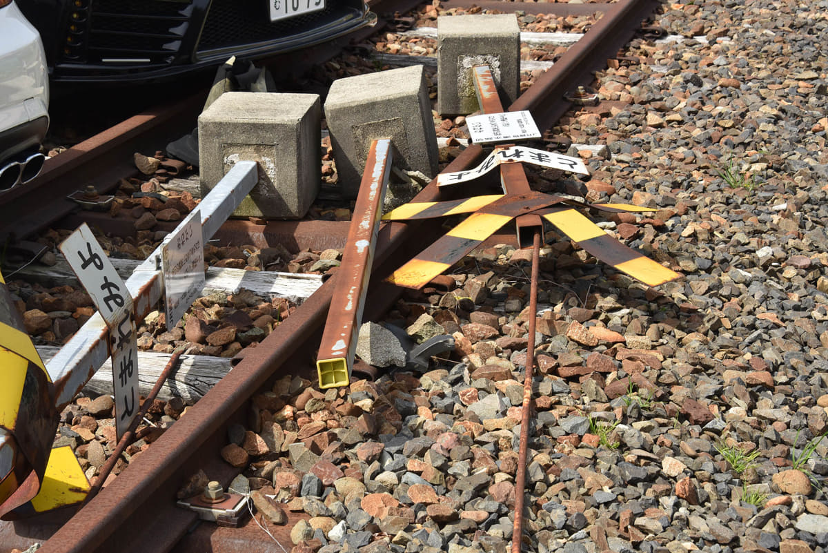 敦賀港線の踏切は撤去されているが、警報器や遮断機、踏切警標などは線路脇に野積みされたまま放置されている
