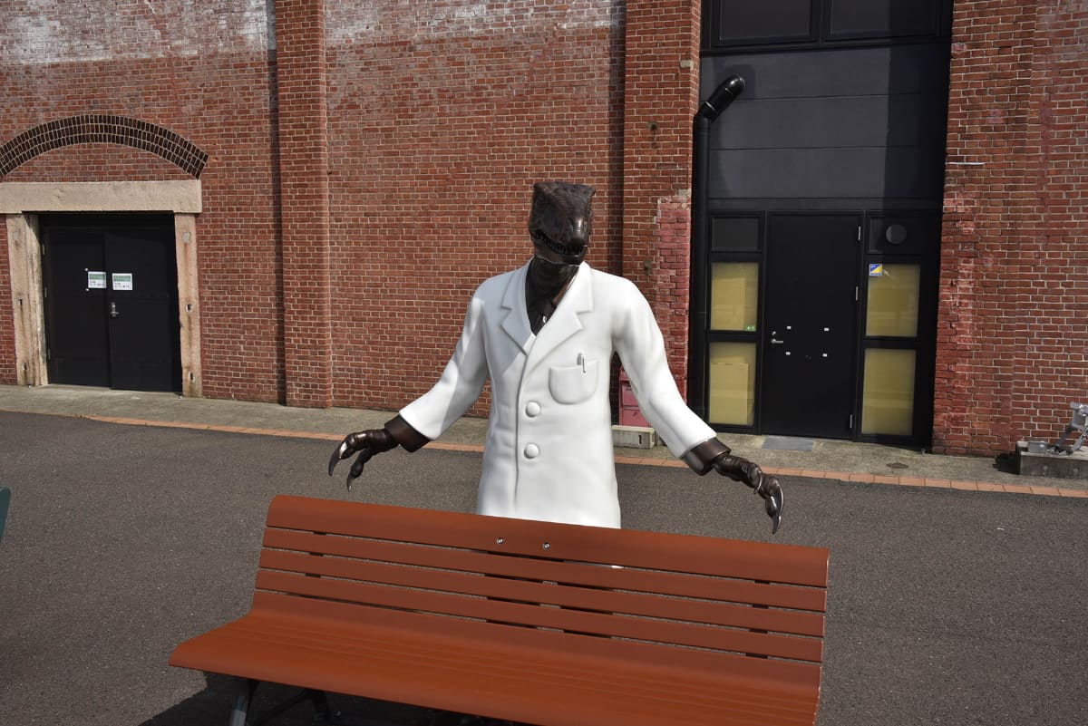 赤レンガ倉庫の目の前には、福井県ならではの恐竜博士のベンチがある