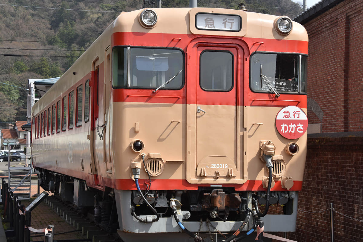 赤レンガ倉庫の隣に保存展示されているキハ28