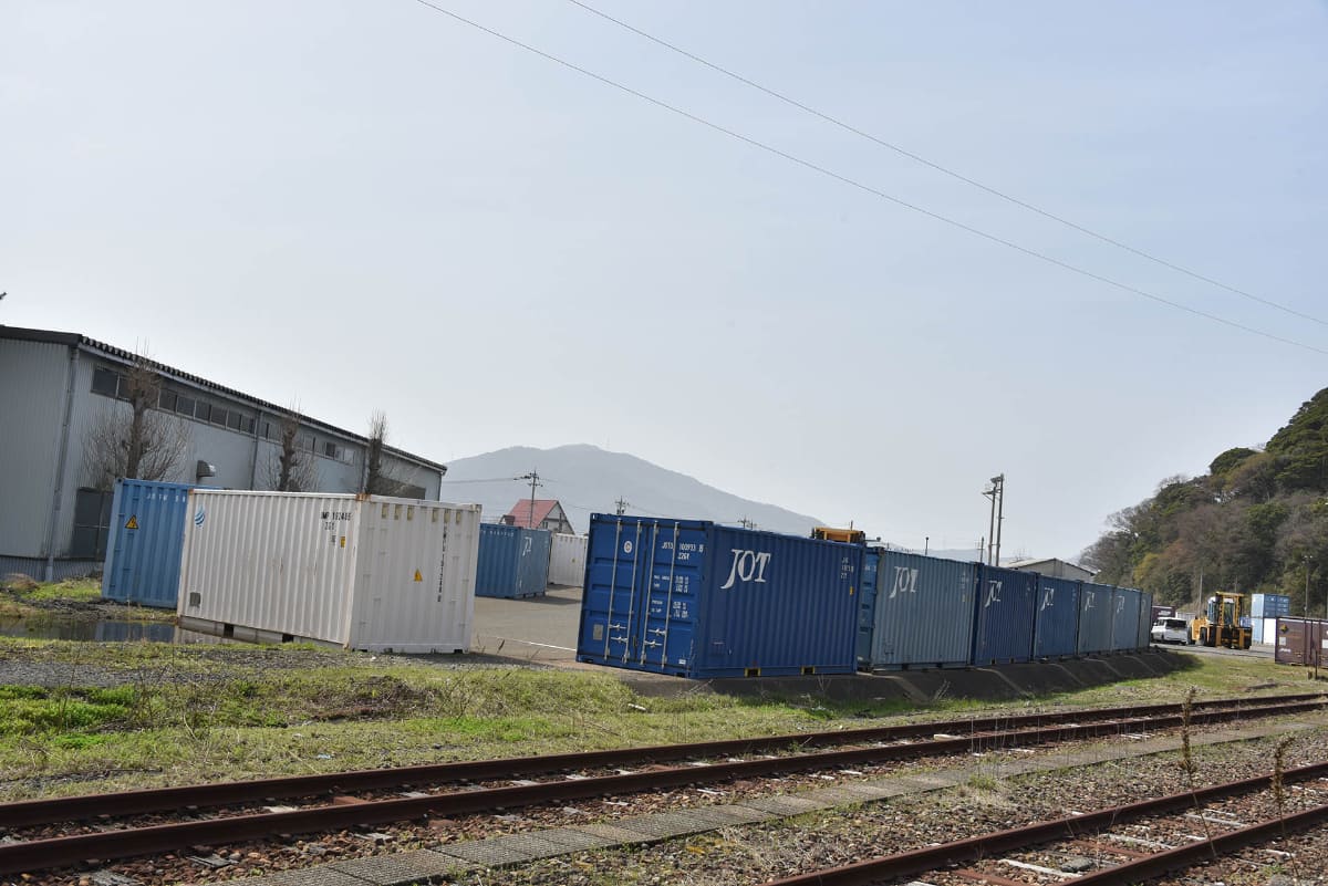 敦賀港線の終端部だった地点はコンテナ置き場になっている