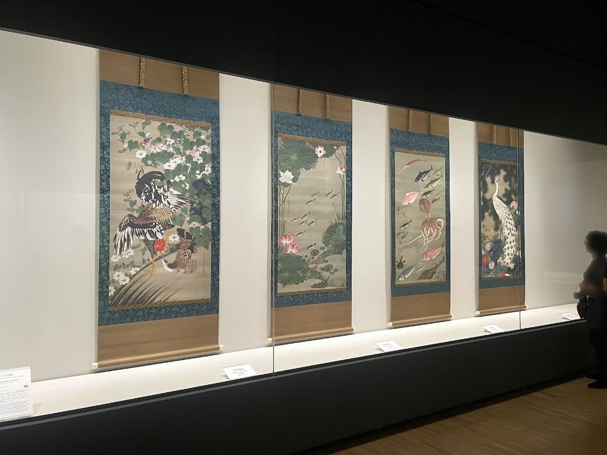 江戸時代中期(18世紀)の絵師、伊藤若冲が約10年をかけて描いた、国宝の《動植綵絵》。右から《老松孔雀図》、《諸魚図》、《蓮池遊魚図》、《芙蓉双鶏図》