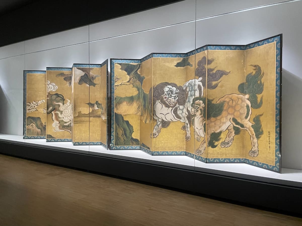 《唐獅子図屏風》の右側、右隻(うせき)が、桃山時代に狩野永徳によって描かれた