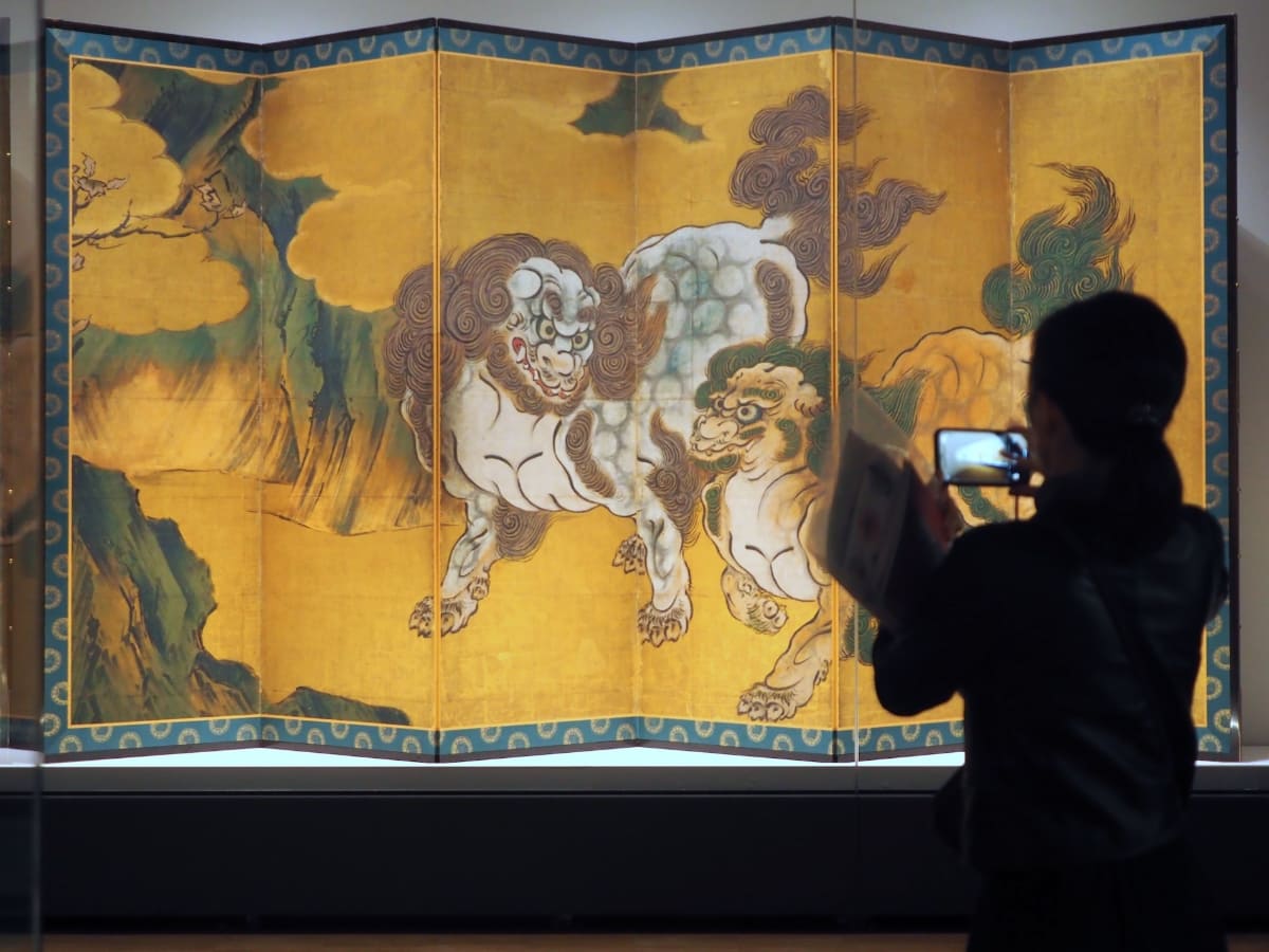 《唐獅子図屏風》の右隻の高さは約2m23cm。大きさに驚くかもしれない