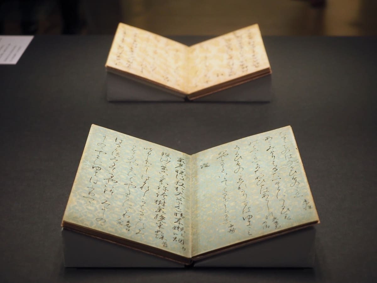 11世紀の平安時代に作られた、藤原行成筆と伝わる《粘葉本和漢朗詠集》