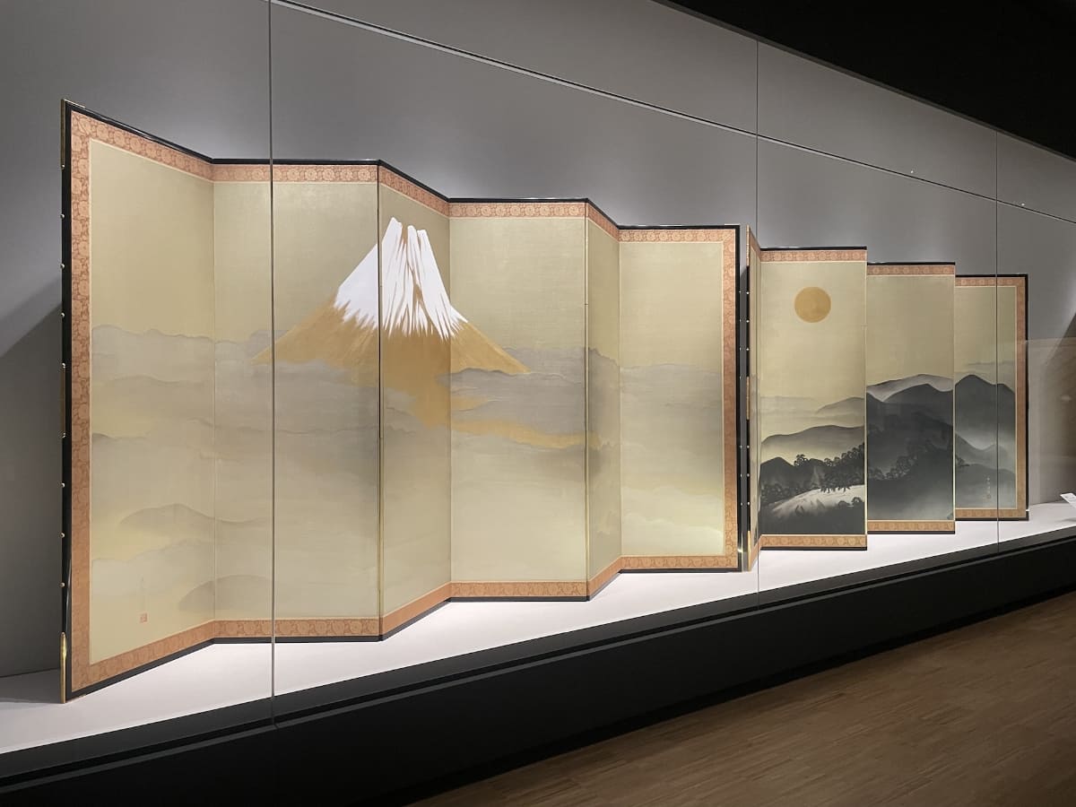 横山大観が昭和2年(1927)に描いた、6曲1双の《朝陽霊峰》