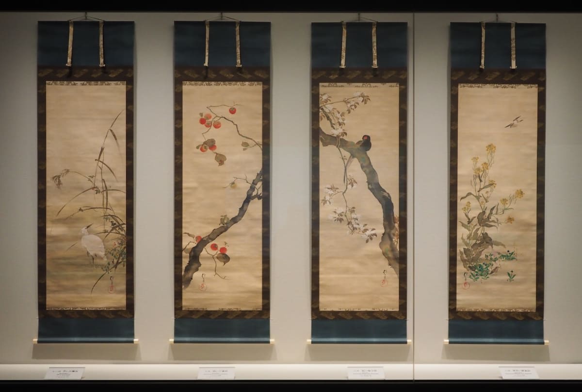 江戸琳派の祖と言われる酒井抱一が、江戸時代の文政6年(1823)に描いた《花鳥十二ヶ月図》。今回は、12幅あるうちの、2月/3月/10月/11月の4幅が展示されている