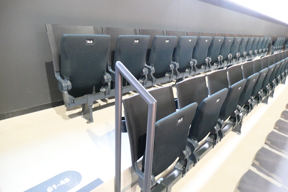 2階スタンド最後列。後ろは壁で通行不可