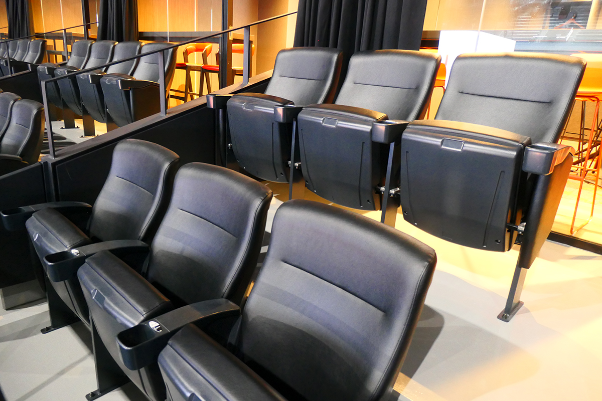 シートでの観戦も可能。シートがあるエリアも部屋ごとに仕切られている