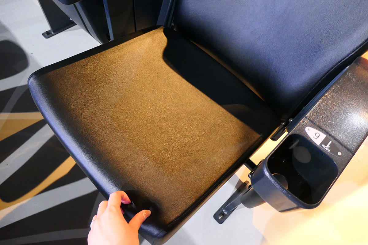 通常席より厚みのある椅子