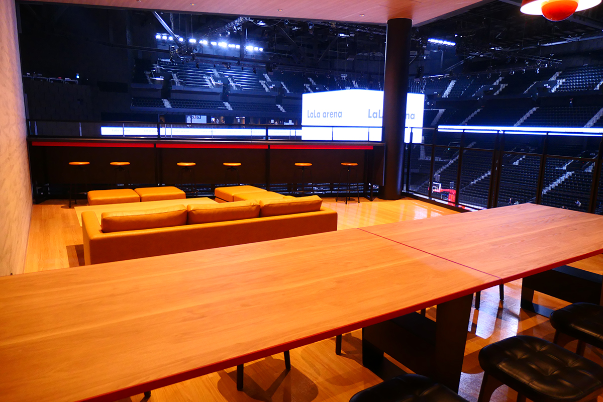 大人数で楽しめるスタンド席「Balcony」