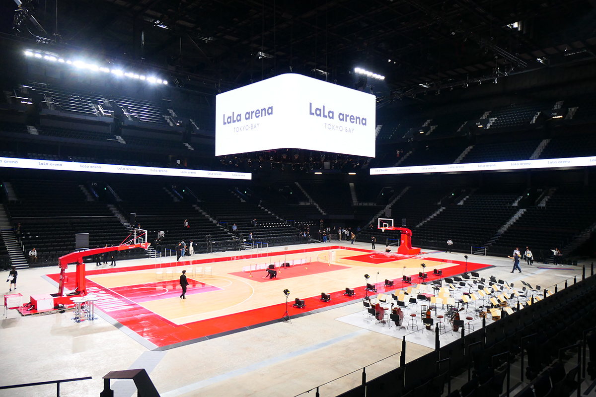 1階アリーナ。約423インチのセンタービジョン、アリーナ内を囲む全長約120mのリボンビジョンを常設