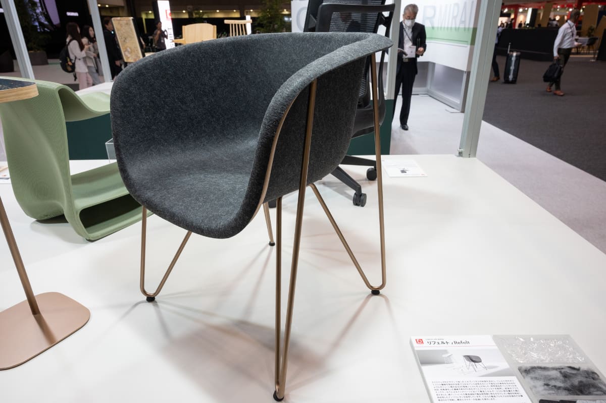 イトーキ「リフェルト」。フェルト状のポリエステル繊維を3次元プレス成型している