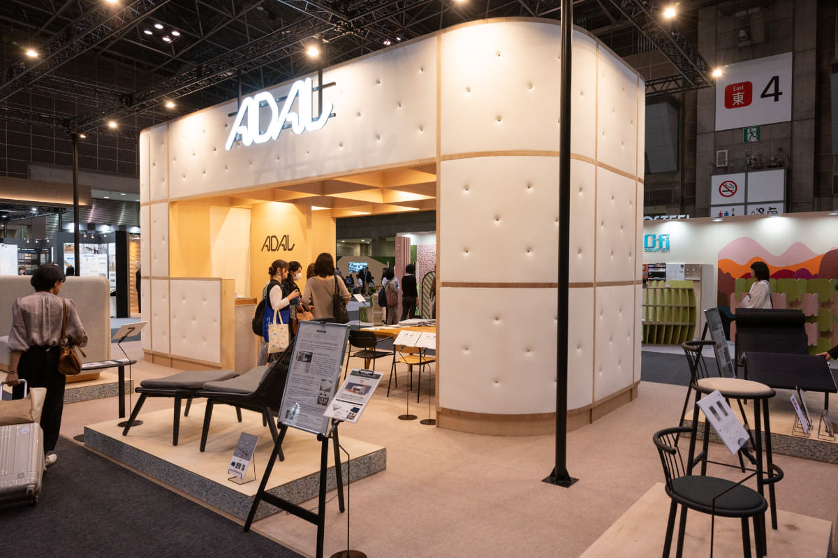 業務用・店舗用の家具メーカー「アダル」は、展示ブース自体がエコ設計。展示会終了後は家具の素材として再利用される