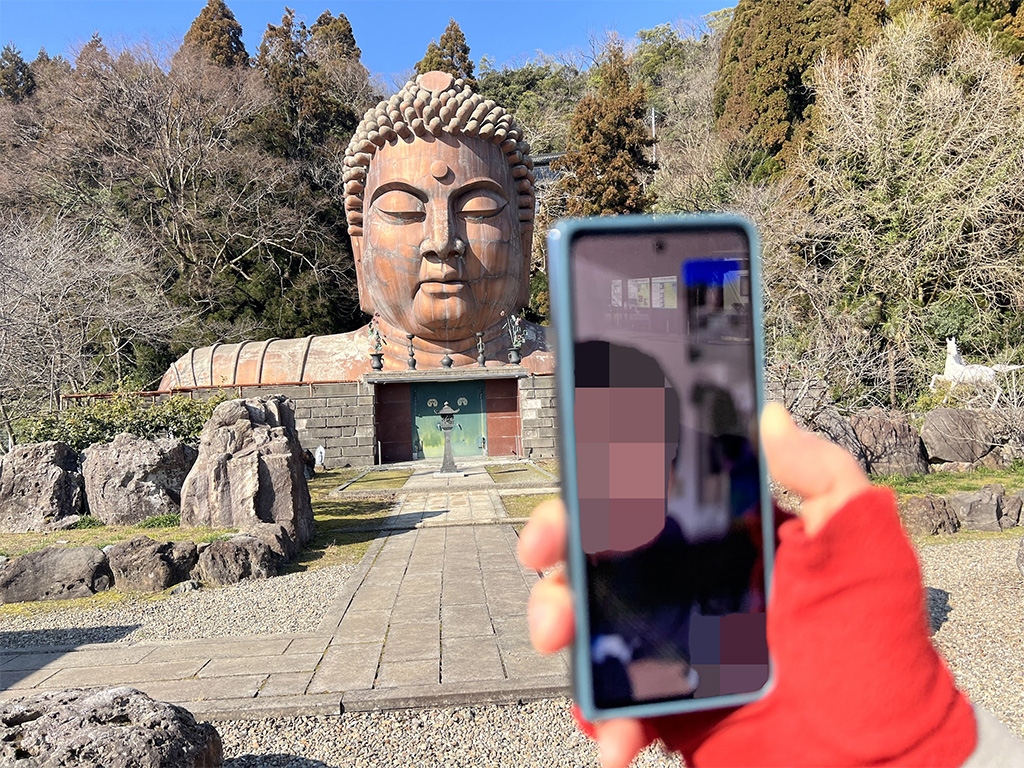 ハニベ巌窟院の入口、インパクトのある大仏が待ち受けていた