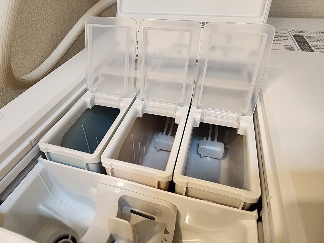 洗剤自動投入タンク。左から洗剤、柔軟剤、おしゃれ着洗剤(or漂白剤をまとめて入れておけ、洗濯の度に適量が自動投入されます