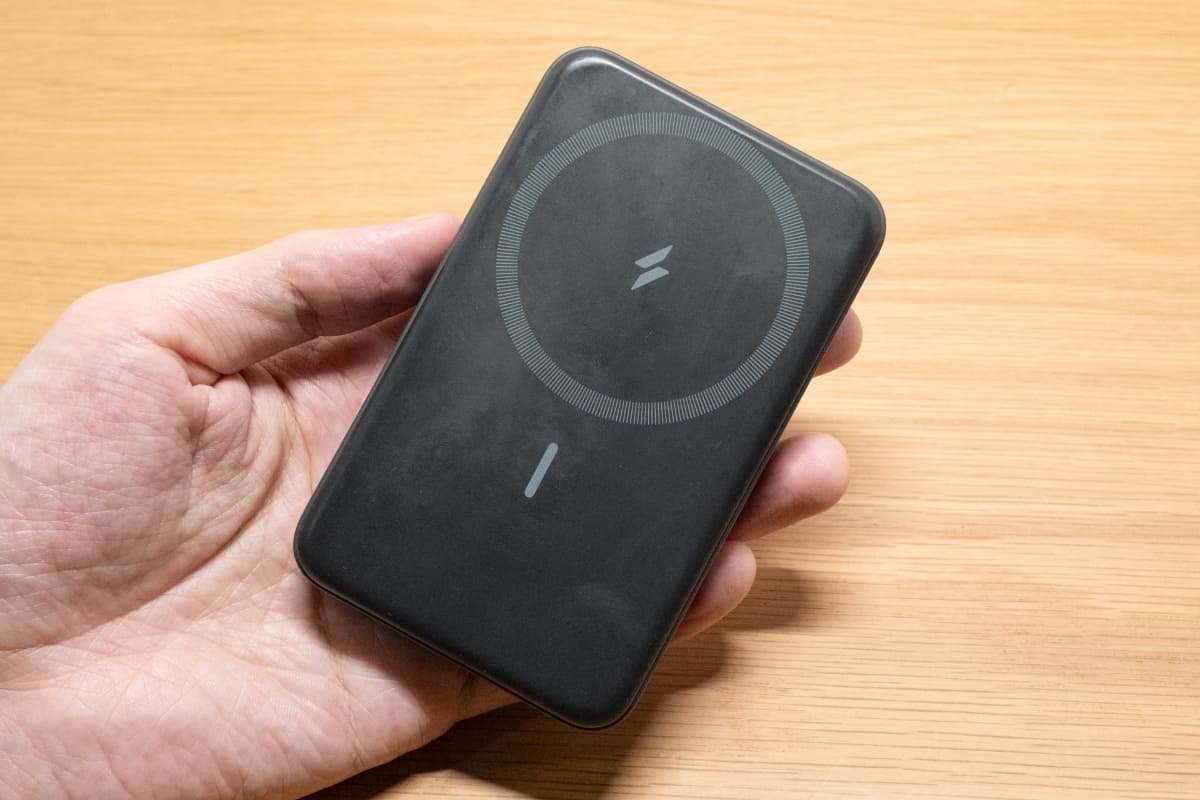 Anker 633 Magnetic Battery (MagGo)。サイズは約107×66×18mm。重量は約218g(Webサイトの記載値)