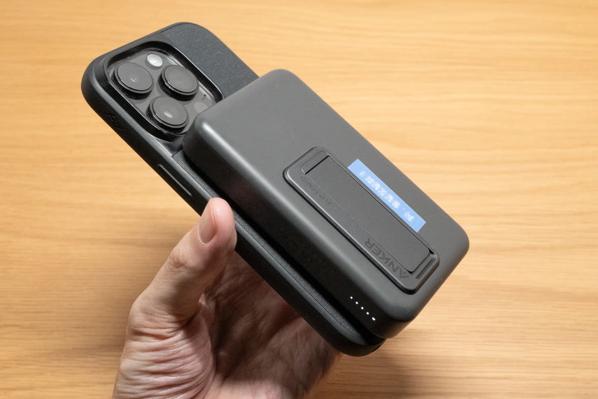 「Anker 633 Magnetic Battery (MagGo)」をiPhone 14 Proに装着。自分の名前をダイモテープで貼っています。生活感強めですみません