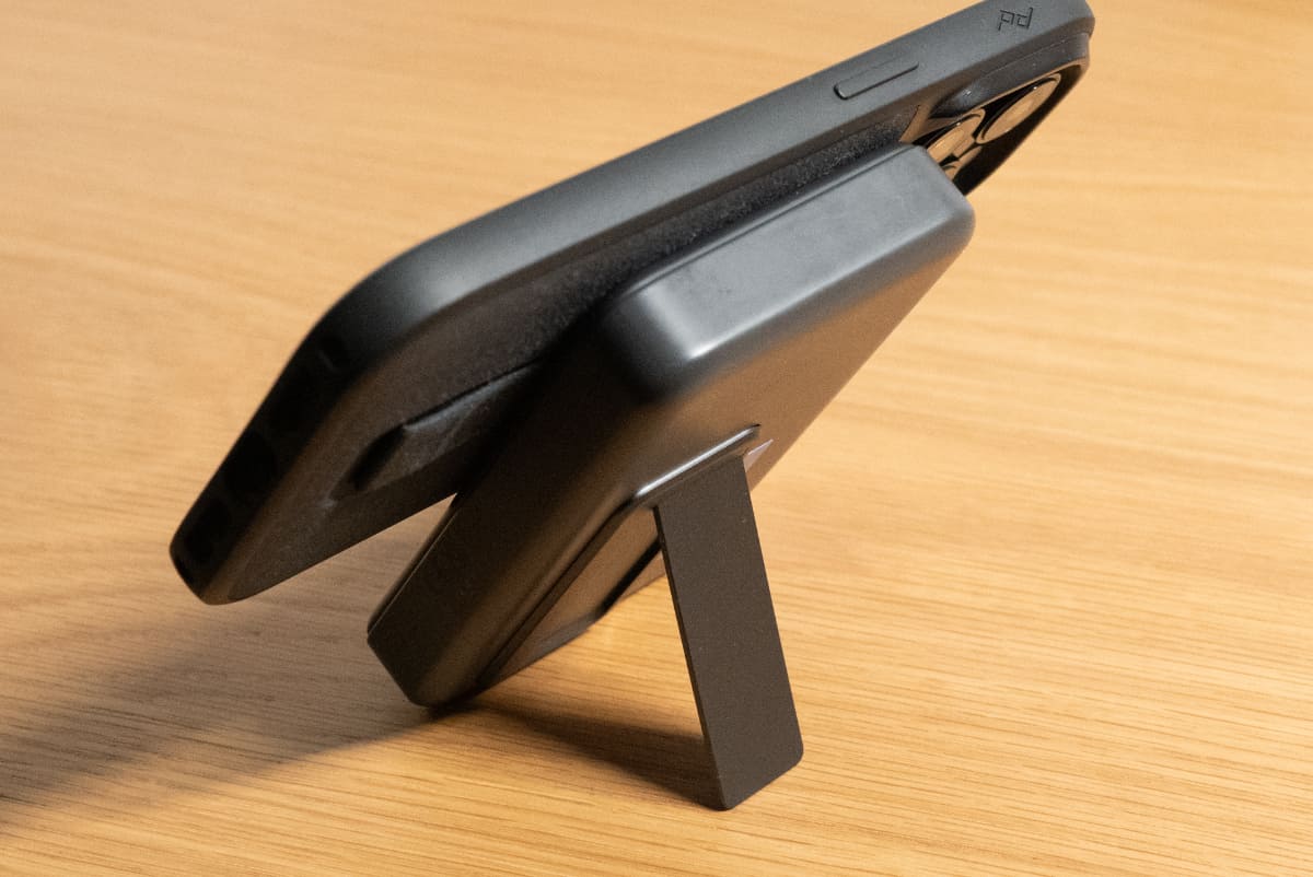 スマホスタンドにしたところ。マグネット式なのでiPhoneの向きは縦横自在です