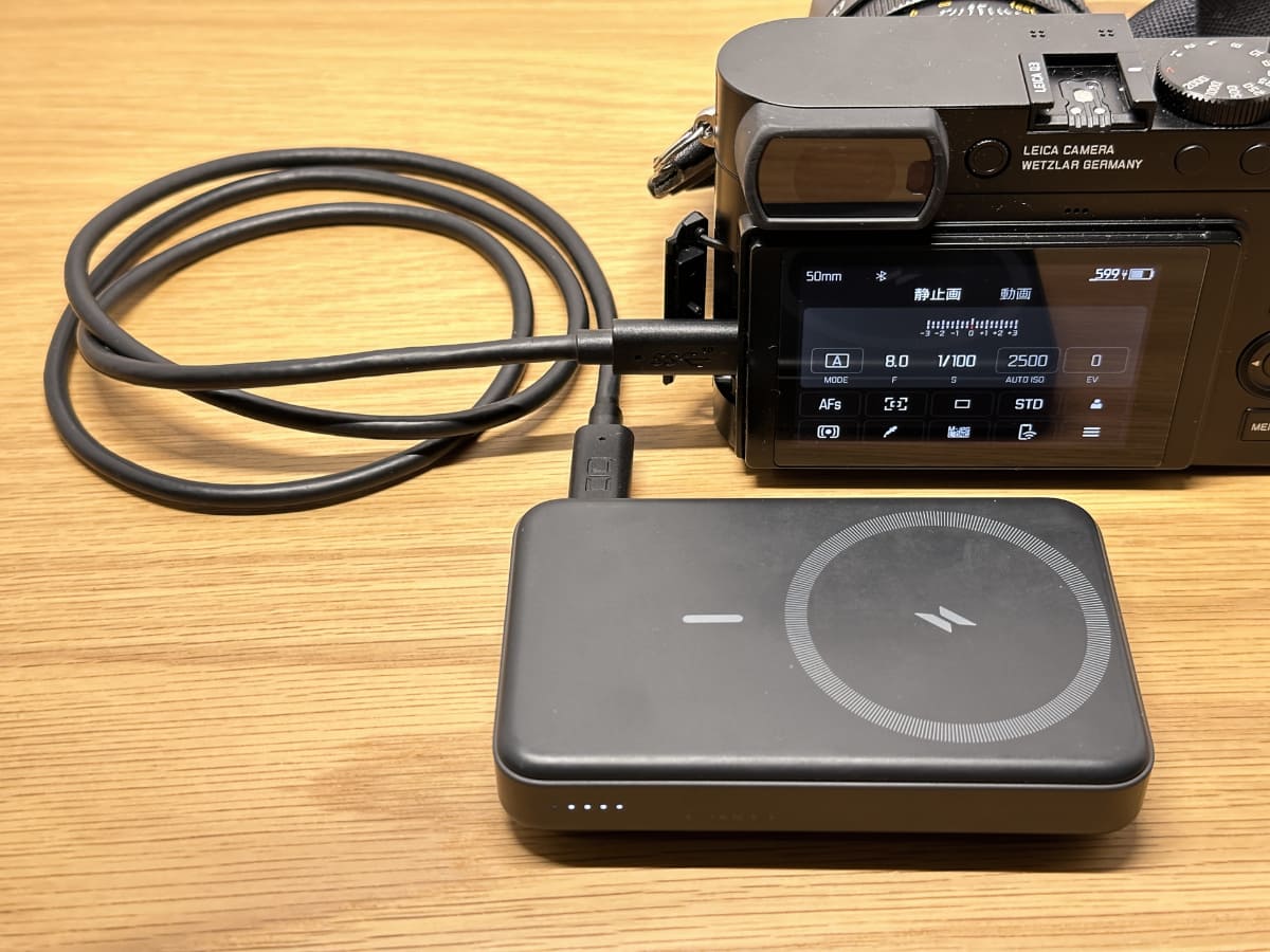 最近のデジタルカメラは、USB Type-C端子から給電しながら撮影できるものが増えています